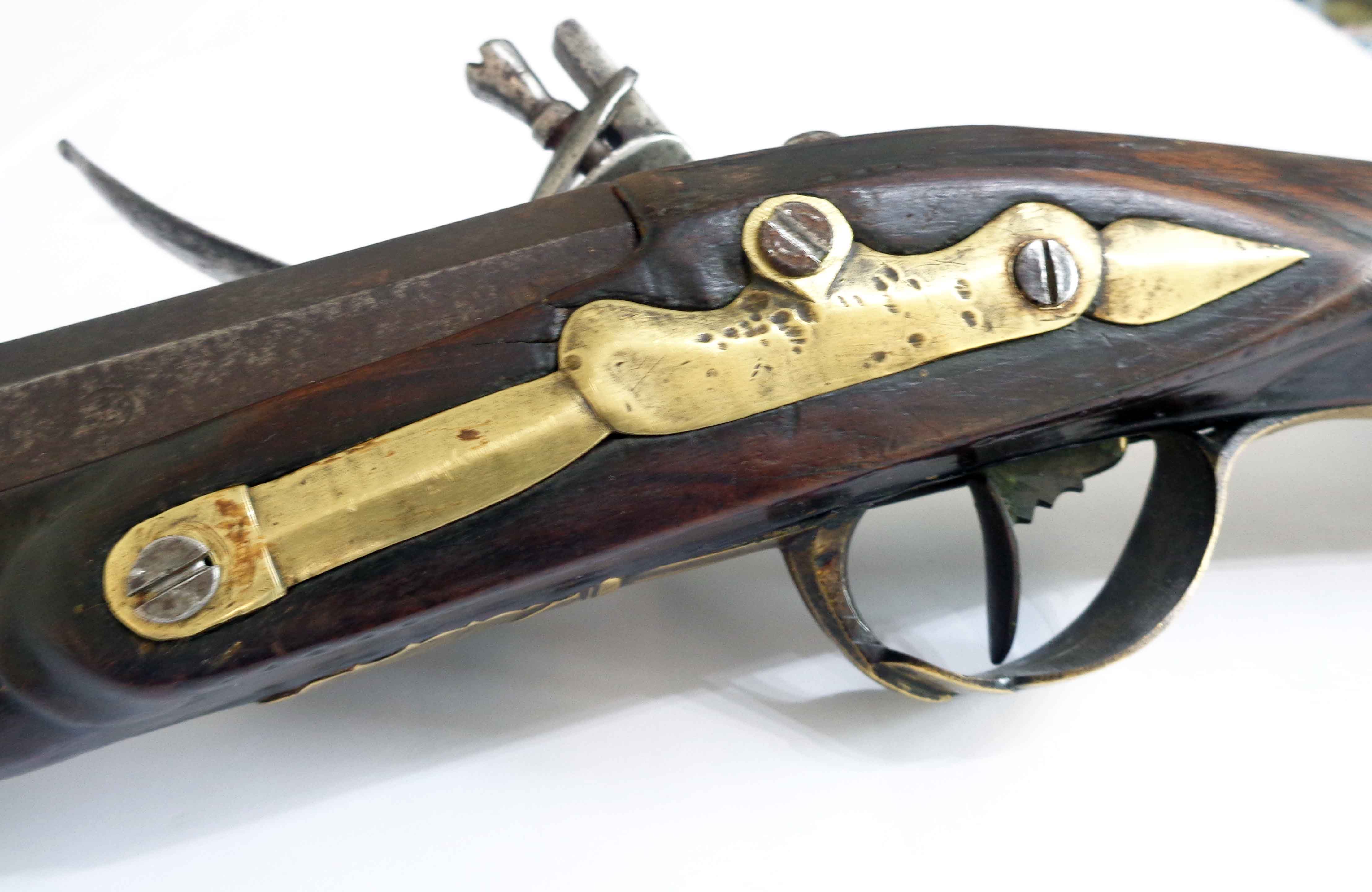 A Continental flintlock sporting gun with hexagonal barrel and brass trigger guard - Image 6 of 9