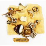 A marked 15ct seed pearl set bar brooch and a cloth with other brooches