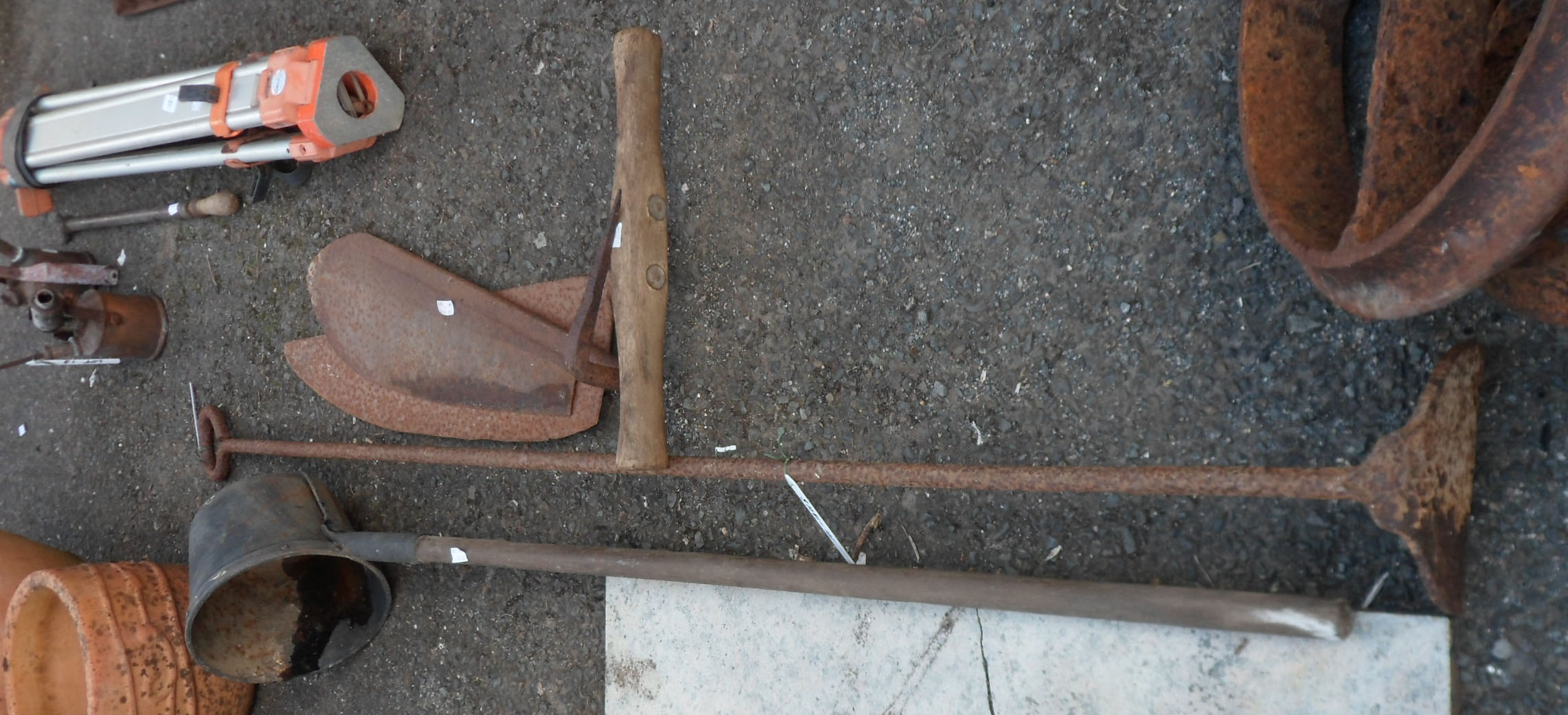 An old iron tarmac hoe, long handled pot and two hay knives - various condition