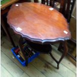 A 74cm Edwardian mahogany two tier occasional table with shaped surfaces, set on slender cabriole
