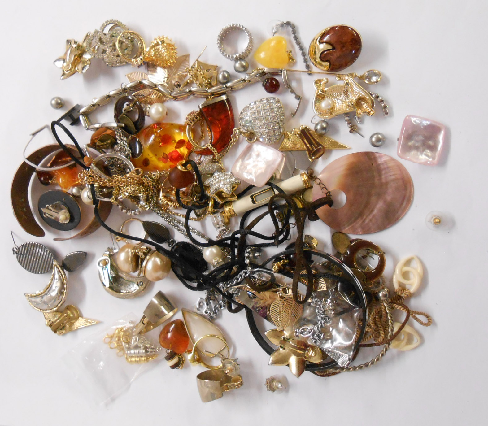 A bag containing a small collection of assorted costume jewellery