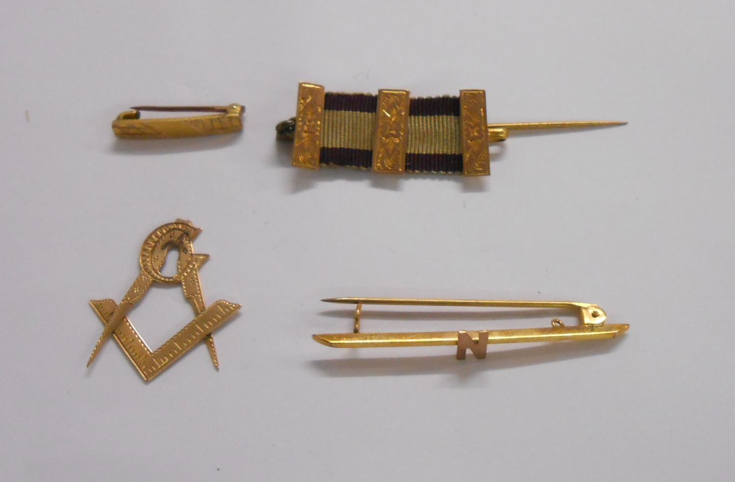 A George Kenning cased marked 9ct miniature Masonic stick pin jewel with set square and compasses