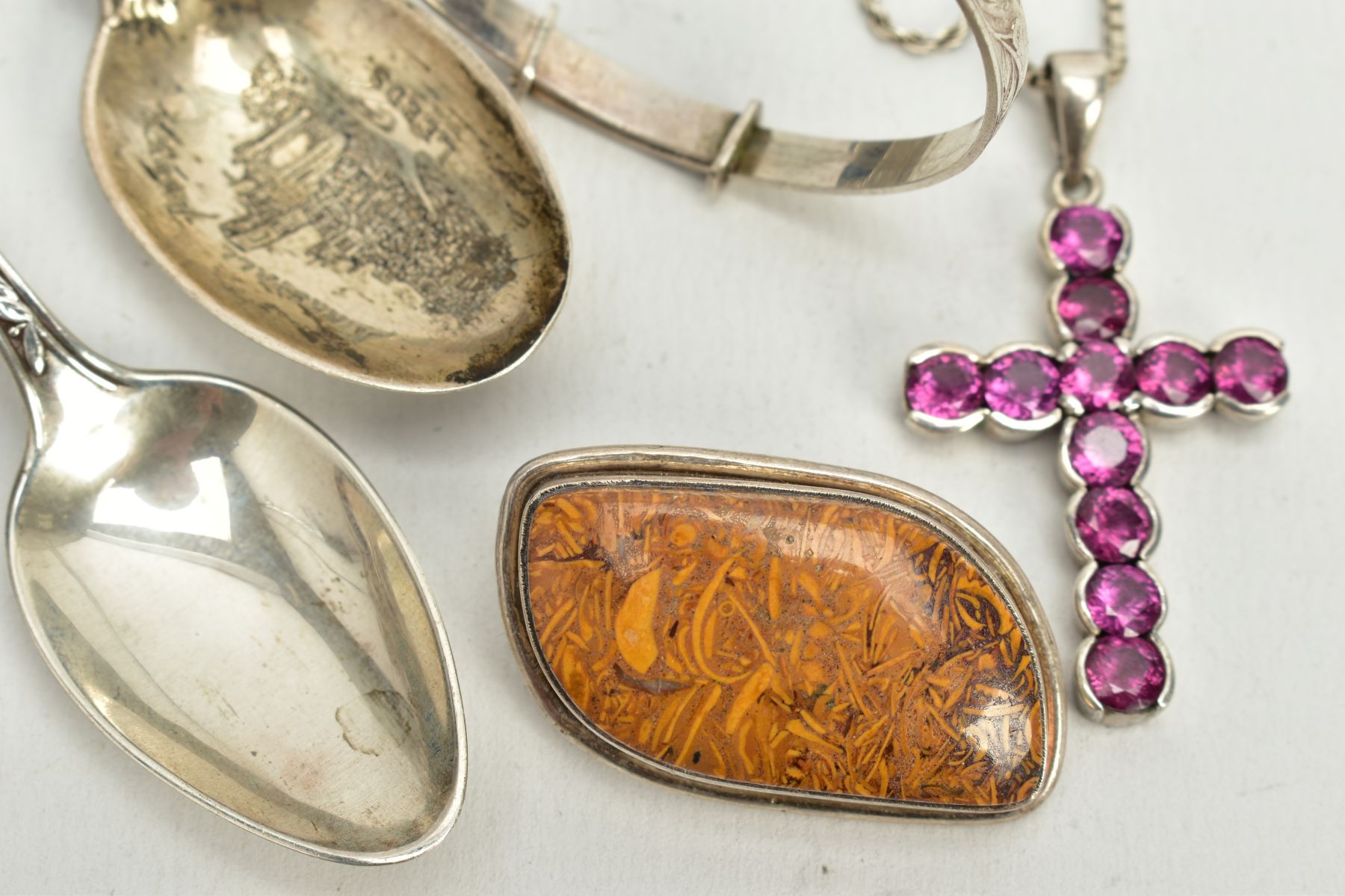 A SELECTION OF ITEMS, to include a silver teaspoon, with an engraved picture of Kirkstall abbey, - Image 5 of 5