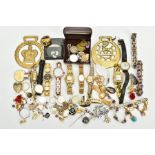 AN ASSORTMENT OF COSTUME JEWELLERY, to include pieces such as white metal amber cabochon pendant,