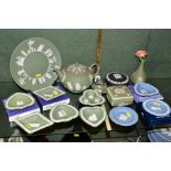 A COLLECTION OF WEDGWOOD GREEN, PALE BLUE AND BLACK JASPERWARE, including boxed pin dishes, a bud
