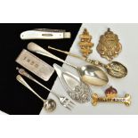 A SMALL QUANTITY OF ITEMS, to include a silver money clip, hallmarked Birmingham, a silver gilt