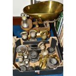 A SET OF W & T AVERY LTD SCALES WITH BRASS PAN TO WEIGH UP TO 14LB AND A BOX OF WEIGHTS, ETC,