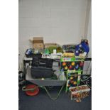 A QUANTITY OF GARDENING TOOLS AND OUTDOOR EQUIPMENT including outdoor lights, pond pumps, a