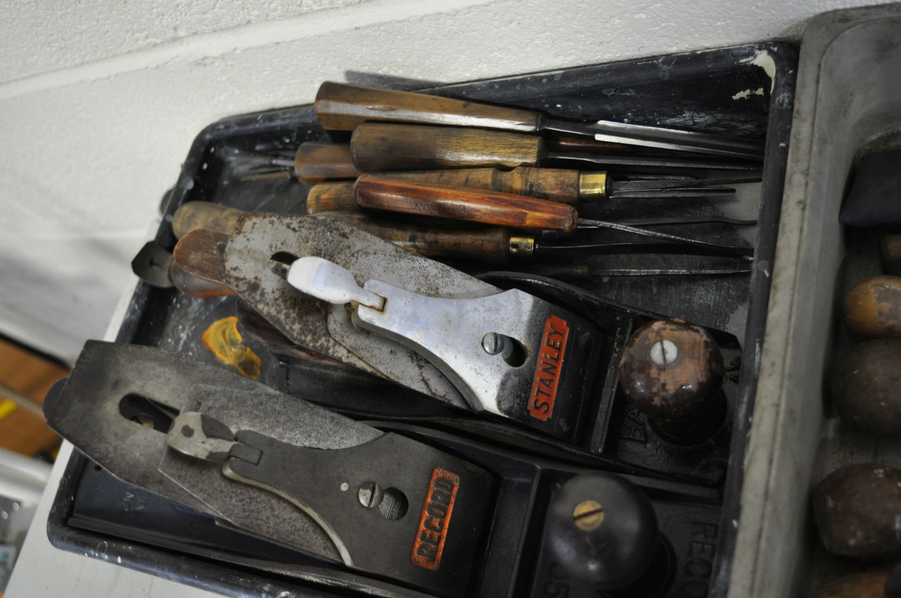 TWO TRAYS CONTAINING WOODWORKING TOOLS including wood carving tools, a Record No 5 1/2 plane, a - Image 3 of 3