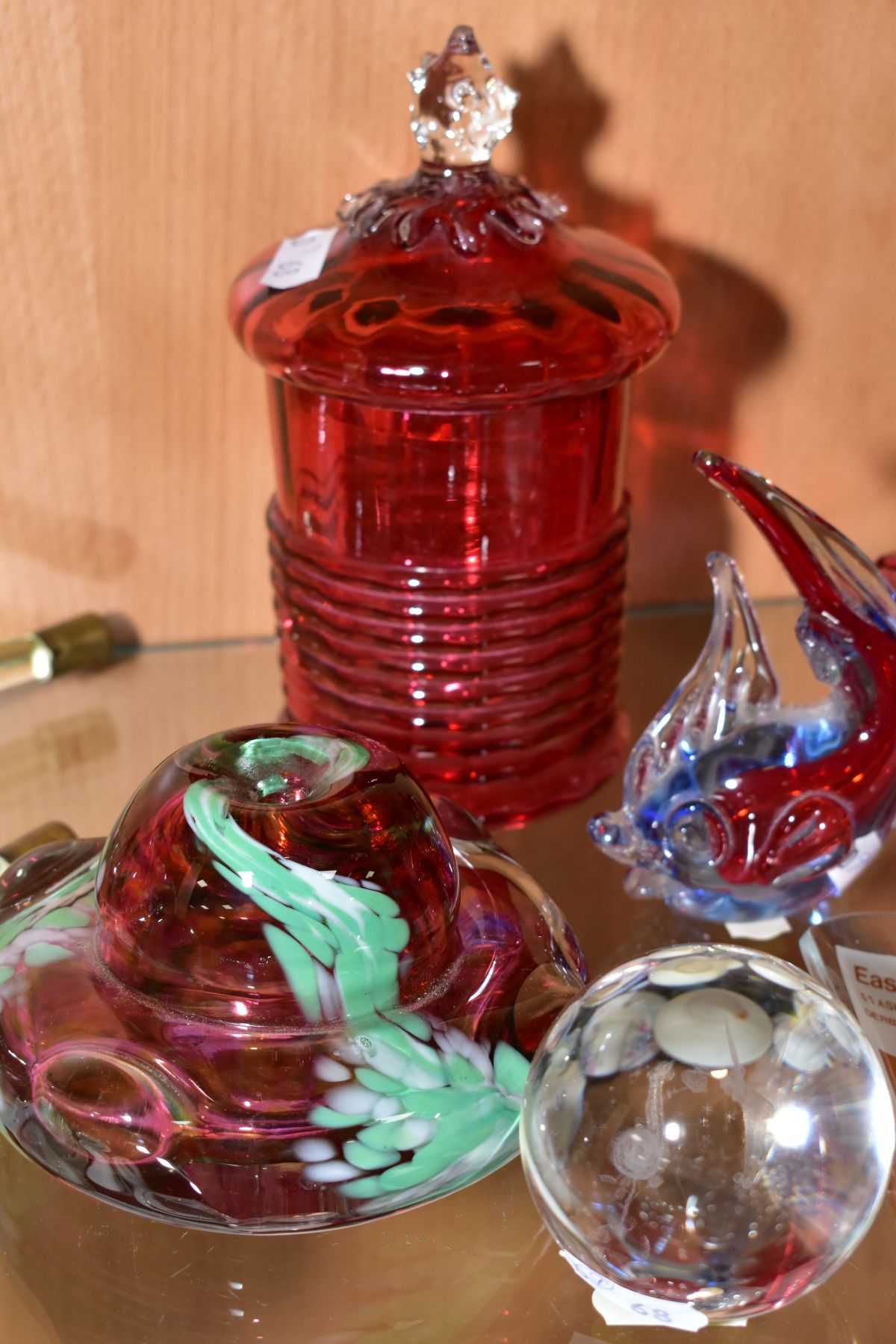 A GROUP OF VICTORIAN AND LATER COLOURED GLASSWARE, including epergne trumpets, modern glass - Image 5 of 8