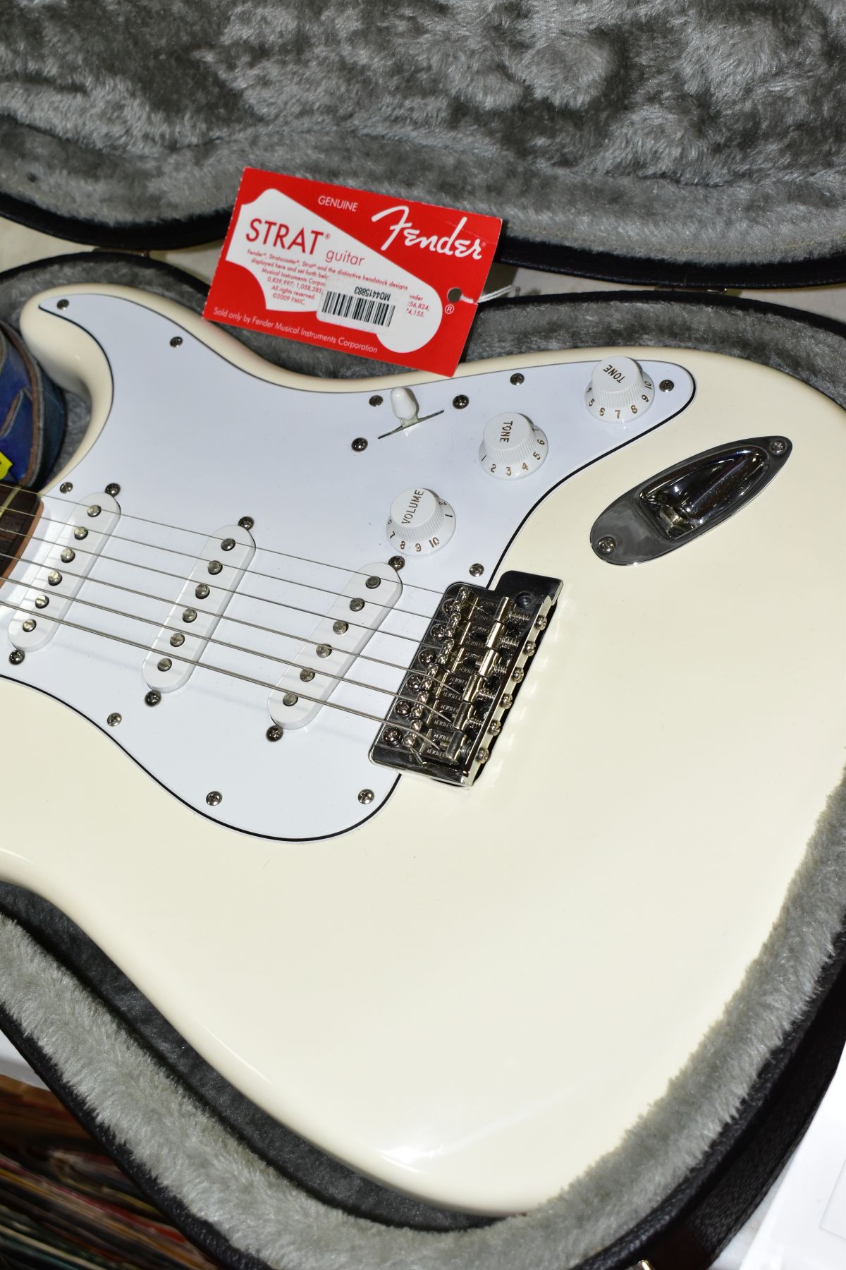 A 2008 MEXICAN FENDER STRATOCASTER Ser No MZ 8019434 in white with white scratch plate, pickup - Image 4 of 7