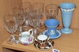 A GROUP OF ROYAL CROWN DERBY, WEDGWOOD AND GLASSWARE, the Royal Crown Derby comprising an Imari 1128