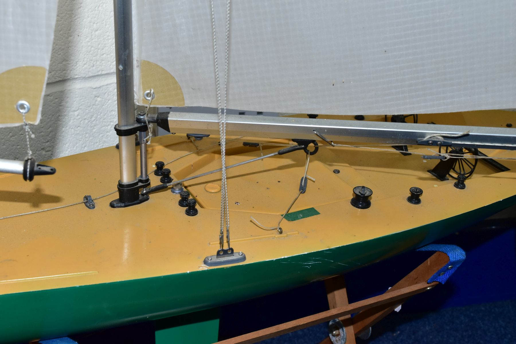 A REMOTE CONTROL POND YACHT OF PLASTIC CONTRUCTION WITH ALUMINIUM MAST, height including mast and - Image 3 of 5