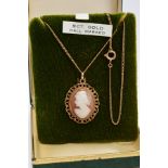 A 9CT GOLD CAMEO PENDANT AND CHAIN, the oval cameo depicting a lady in profile within a collet
