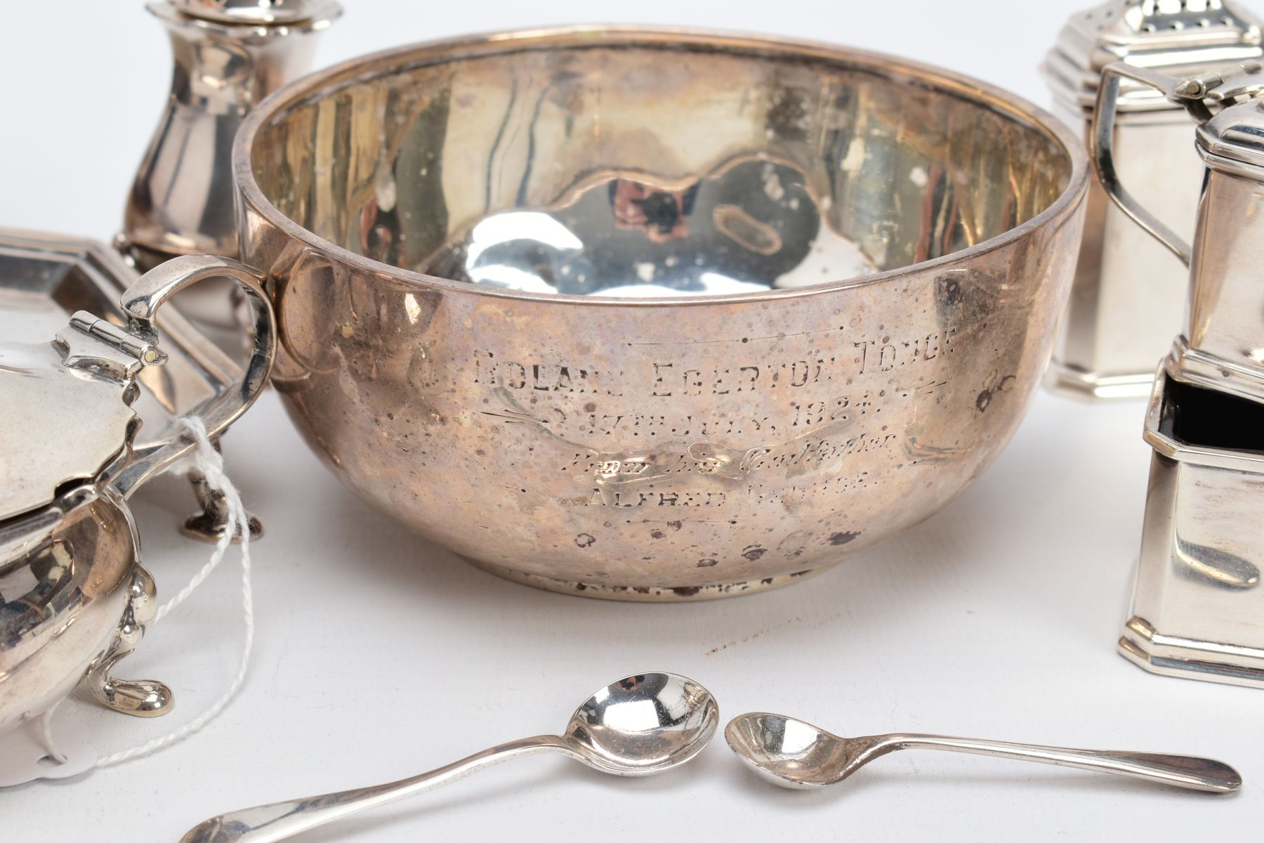 A SELECTION OF SILVER CONDIMENTS AND ITEMS, to include a George V salt with spoon, plain polished - Image 5 of 7