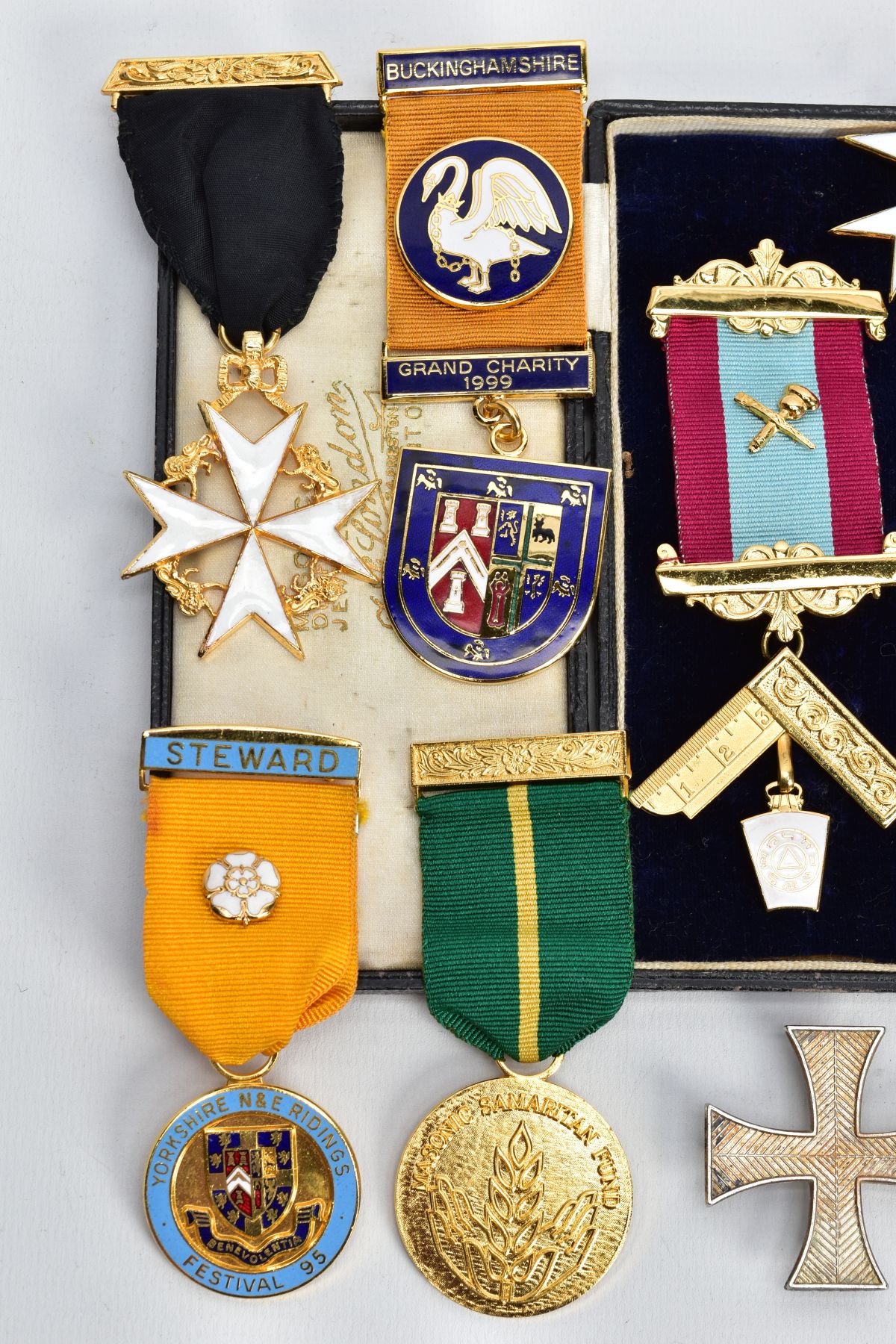 AN ASSORTMENT OF MASONIC RELATED ITEMS, to include a cased breast pin medal on a burgundy and - Image 2 of 5