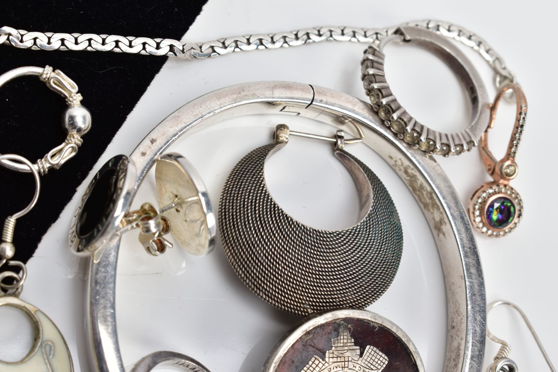 A SELECTION OF WHITE METAL JEWELLERY, to include a white metal ring of heart shape set with single - Image 4 of 4