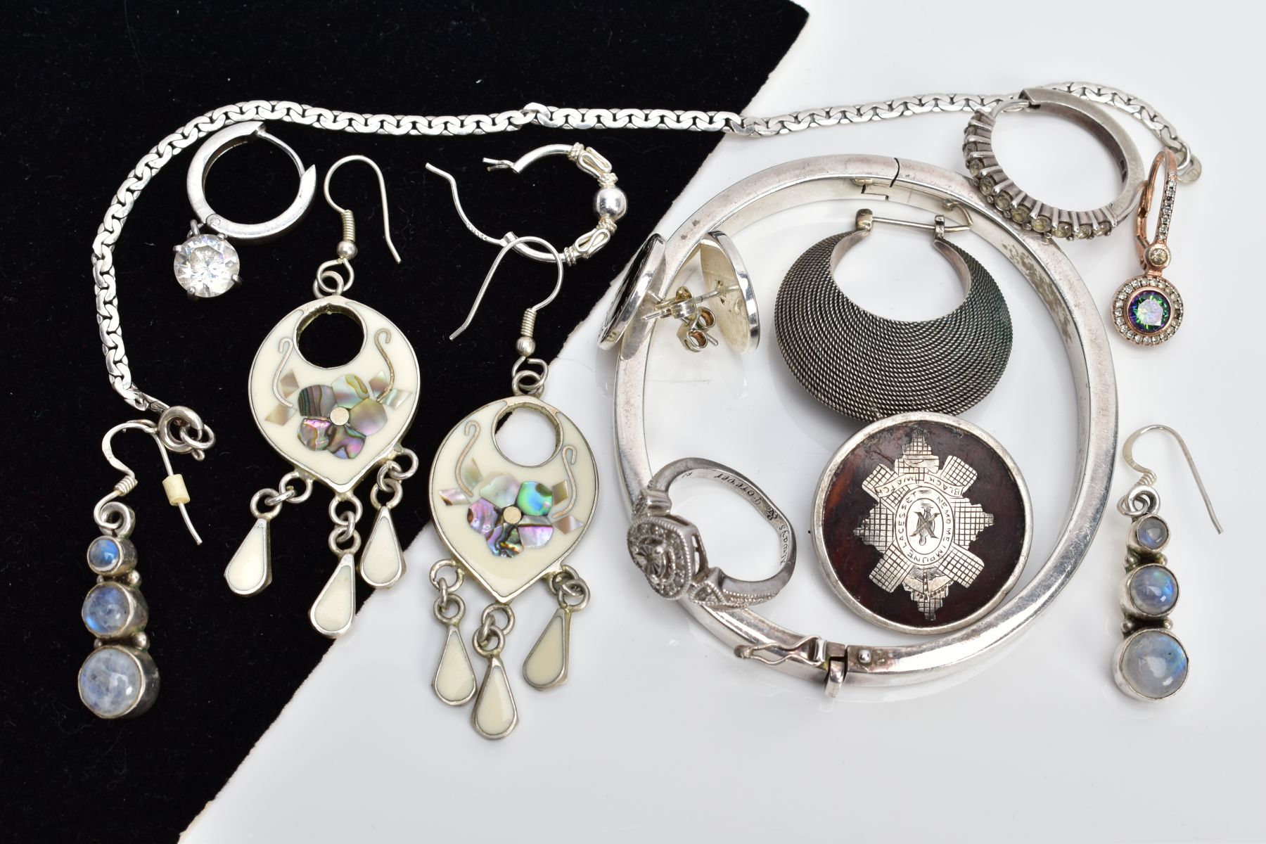 A SELECTION OF WHITE METAL JEWELLERY, to include a white metal ring of heart shape set with single