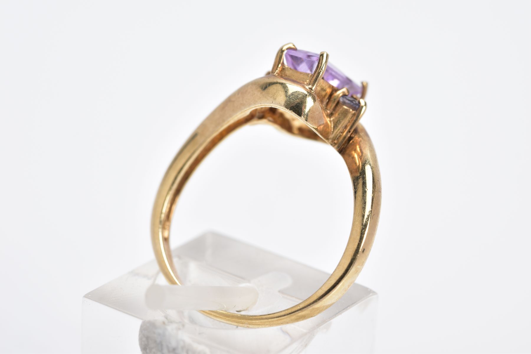 A 9CT GOLD AMETHYST RING, of cross over design, set with a central rectangular cut amethyst - Image 3 of 3