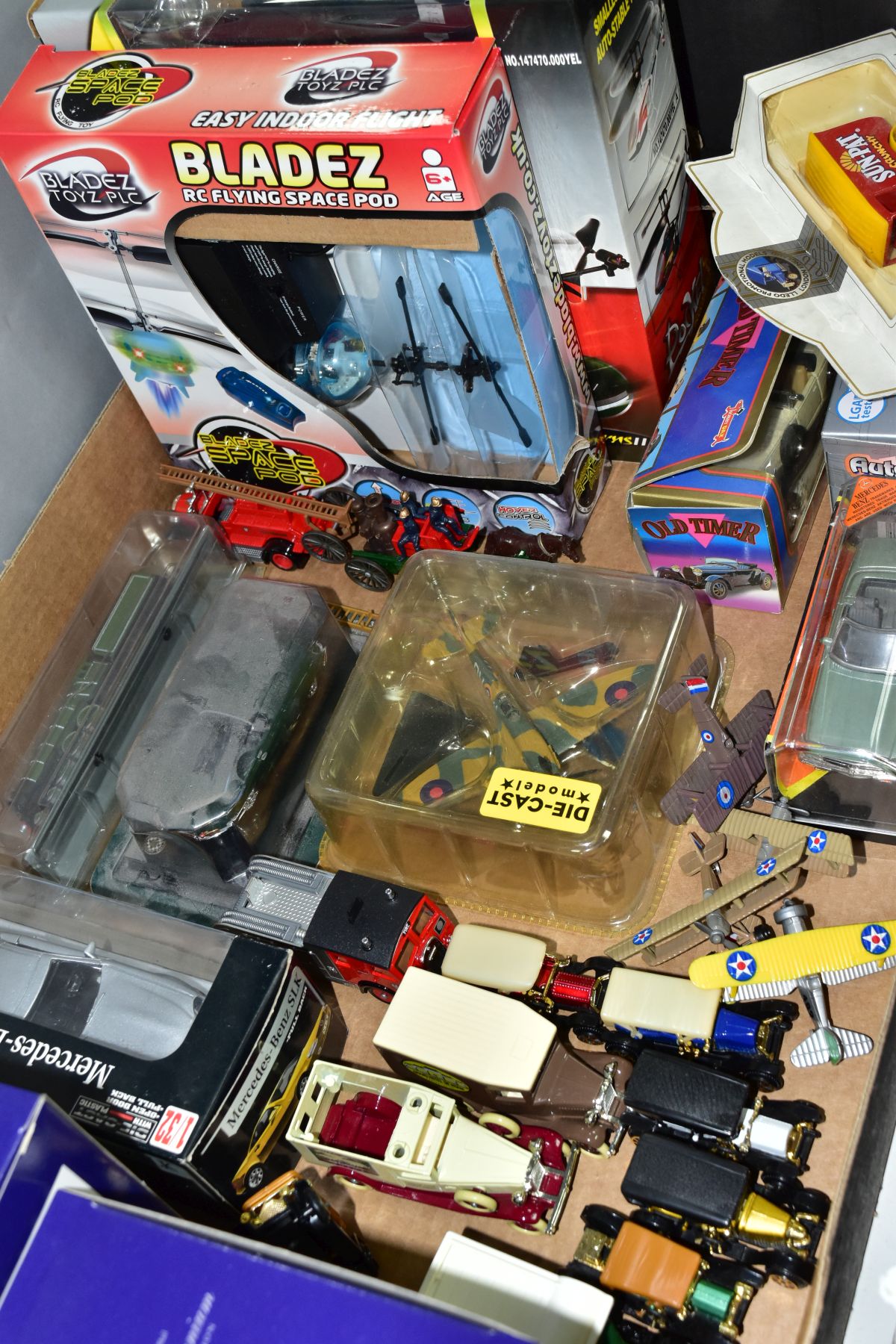 A QUANTITY OF BOXED AND UNBOXED MODERN DIECAST VEHICLES, to include a collection of boxed Corgi - Image 2 of 3