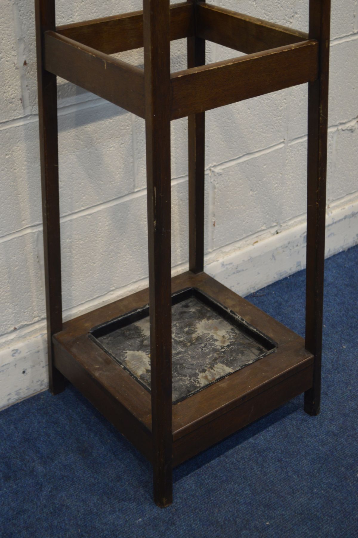 AN EARLY TO MID 20TH CENTURY OAK TAPERING SQURE HAT/COAT STAND with eight hooks and tin tray 41cm - Image 3 of 7