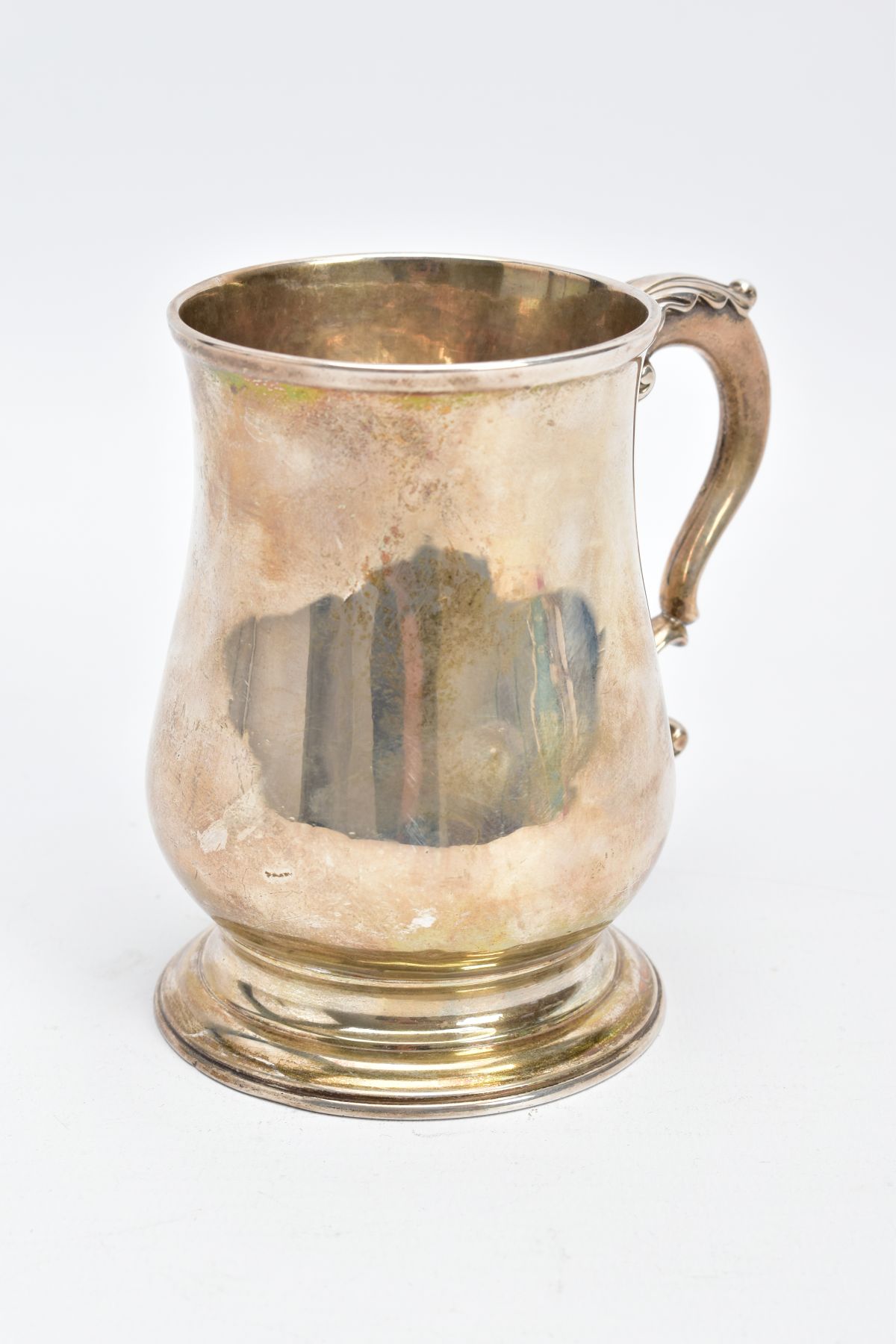 A SILVER GEORGE III TANKARD, of a plain polished design, bell shaped body on a circular base with - Image 2 of 6