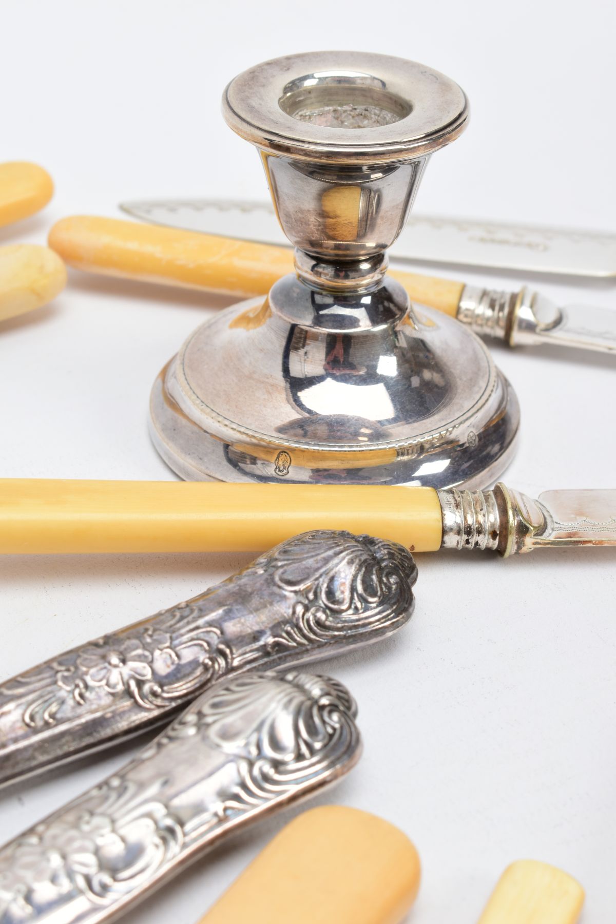 A SELECTION OF CUTLERY, to include a two piece silver handled cake knife set of King's pattern - Image 3 of 4