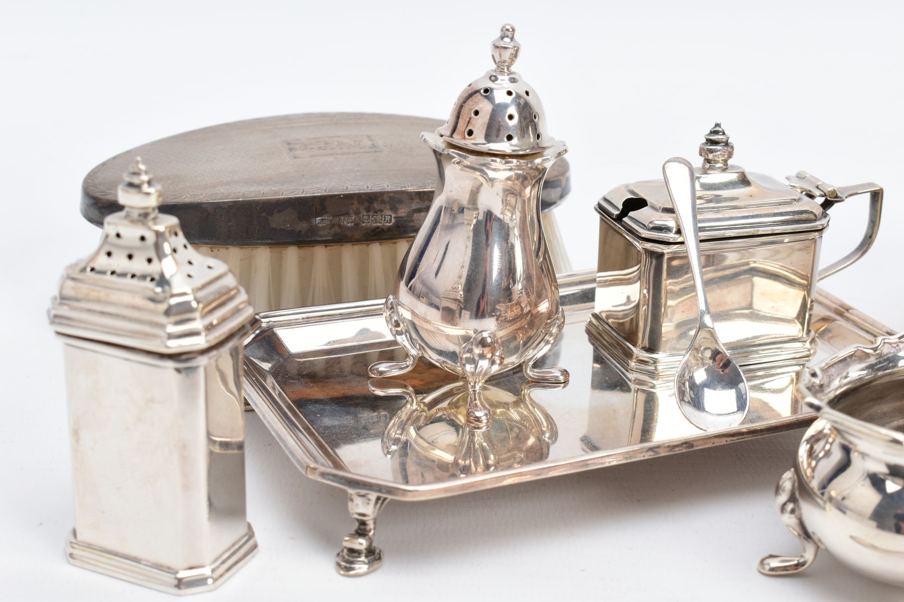 A SELECTION OF SILVER CONDIMENTS AND ITEMS, to include a George V salt with spoon, plain polished - Image 3 of 7