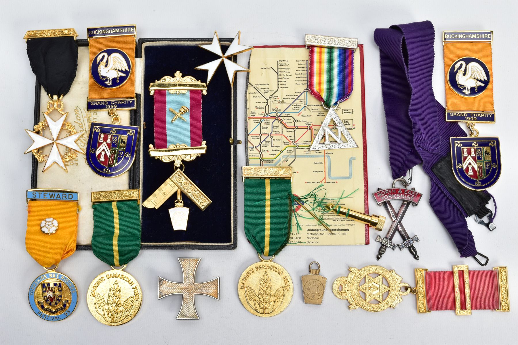 AN ASSORTMENT OF MASONIC RELATED ITEMS, to include a cased breast pin medal on a burgundy and