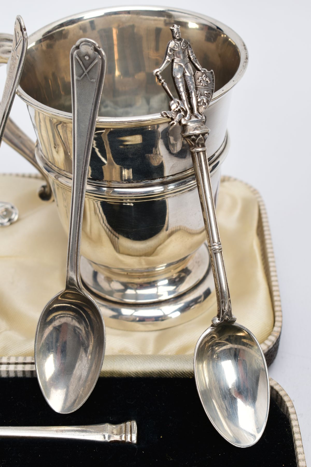 A SELECTION OF SILVER ITEMS, to include a silver cup with a scroll handle hallmarked Birmingham - Image 4 of 5