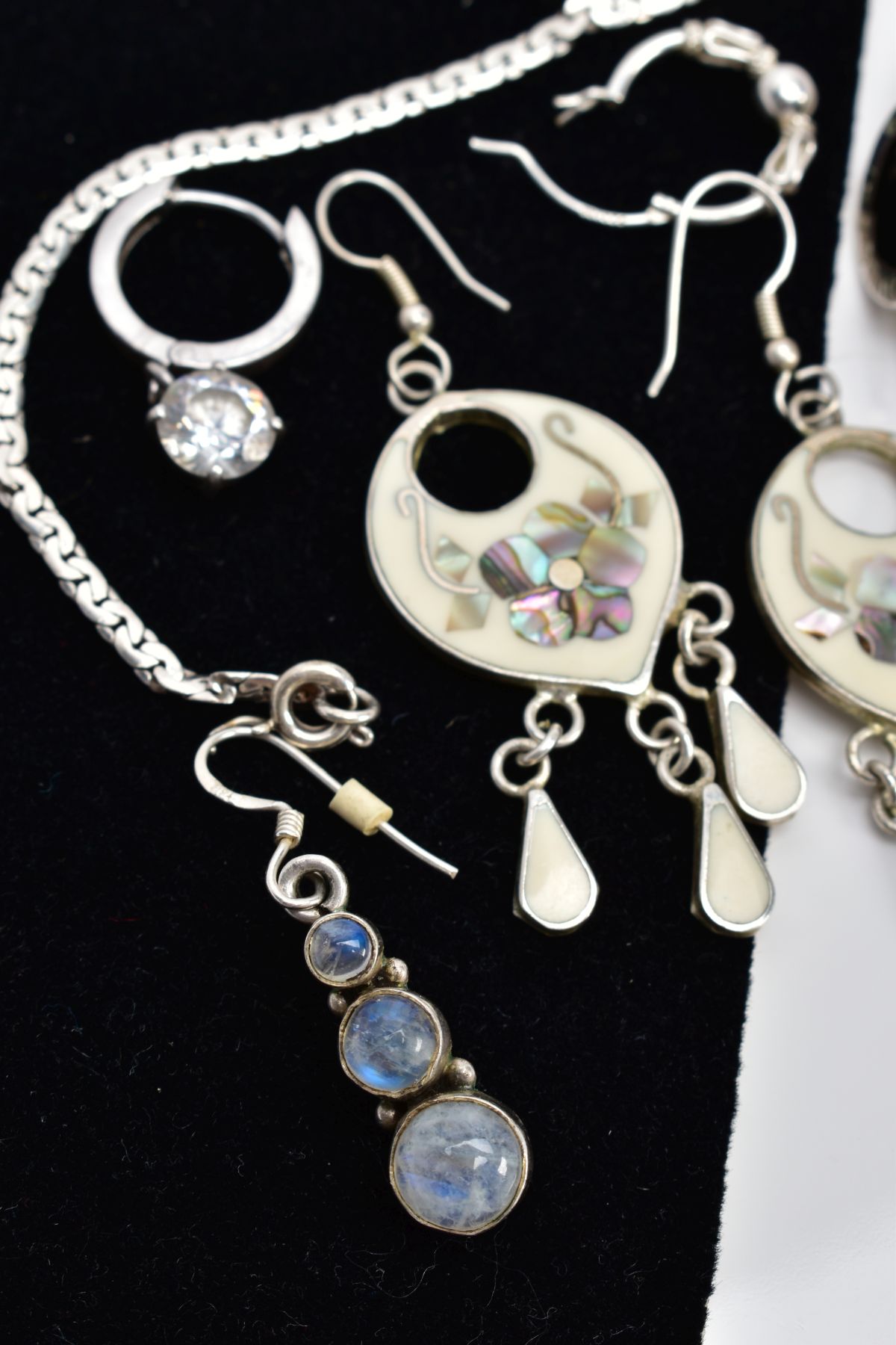 A SELECTION OF WHITE METAL JEWELLERY, to include a white metal ring of heart shape set with single - Image 2 of 4