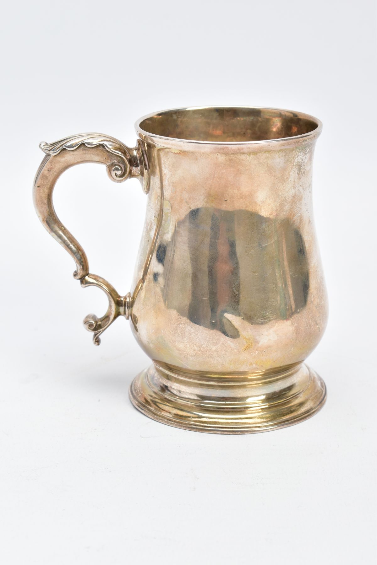 A SILVER GEORGE III TANKARD, of a plain polished design, bell shaped body on a circular base with - Image 3 of 6