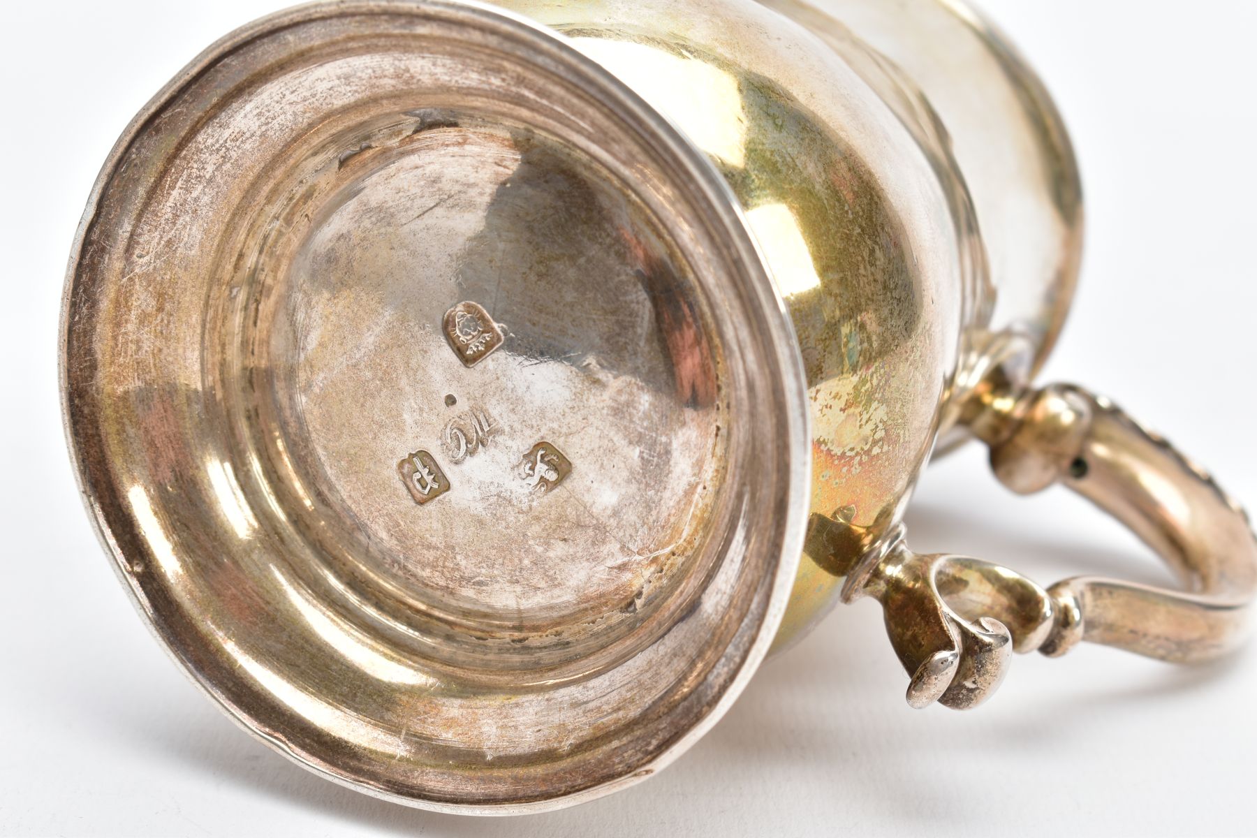 A SILVER GEORGE III TANKARD, of a plain polished design, bell shaped body on a circular base with - Image 6 of 6