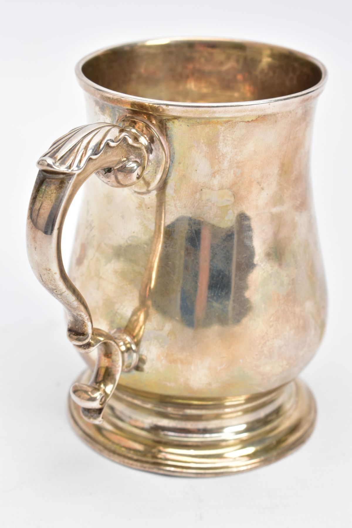 A SILVER GEORGE III TANKARD, of a plain polished design, bell shaped body on a circular base with - Image 4 of 6