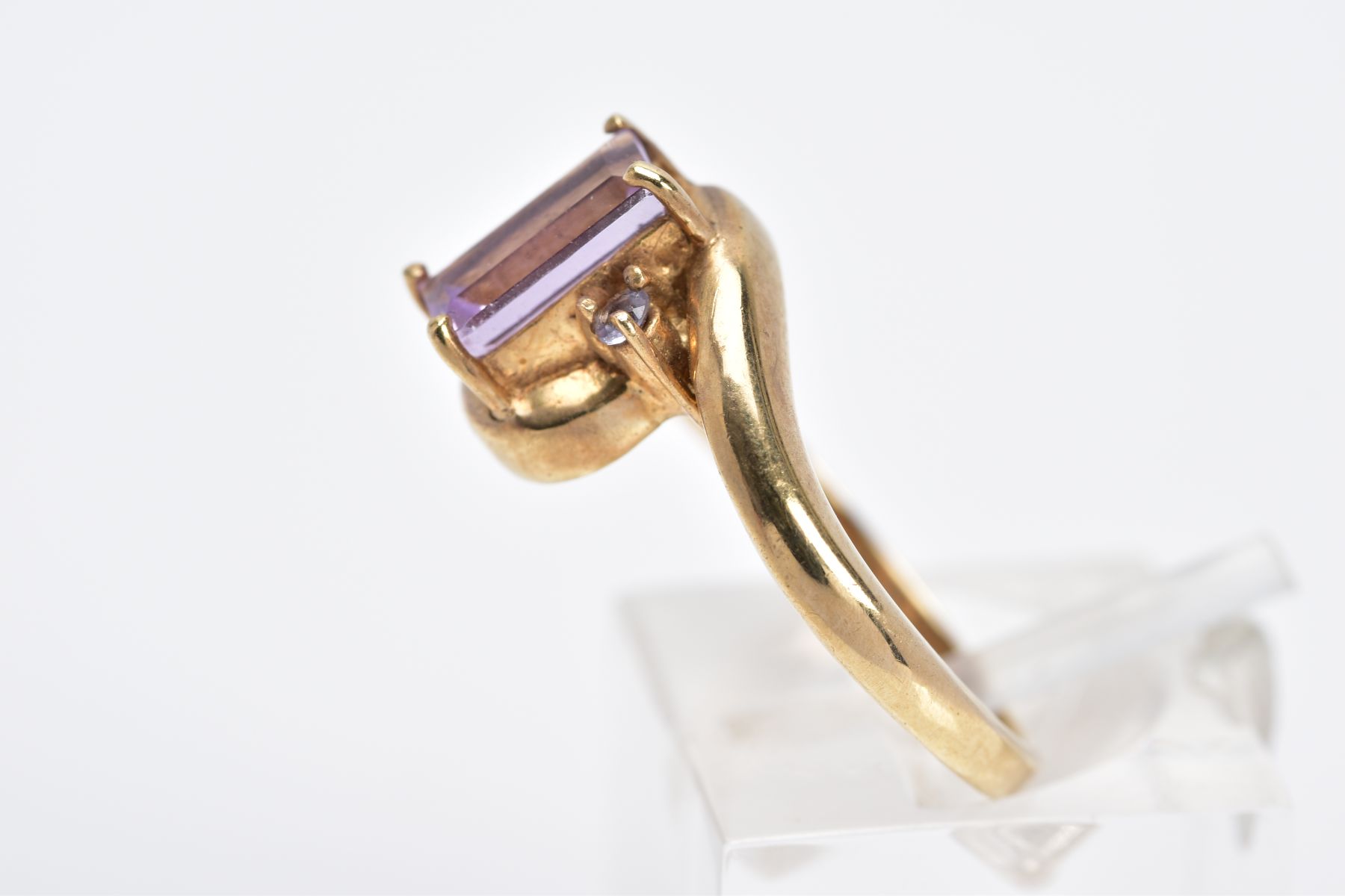 A 9CT GOLD AMETHYST RING, of cross over design, set with a central rectangular cut amethyst - Image 2 of 3