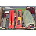 A QUANTITY OF BOXED AND UNBOXED TRI-ANG AND TRI-ANG HORNBY 00 GAUGE MODEL RAILWAY ITEMS, to