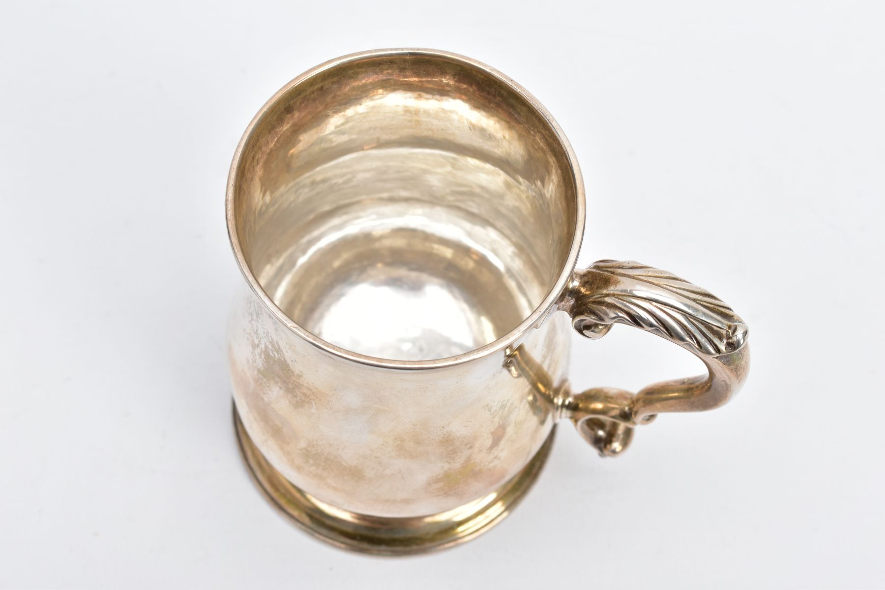 A SILVER GEORGE III TANKARD, of a plain polished design, bell shaped body on a circular base with - Image 5 of 6