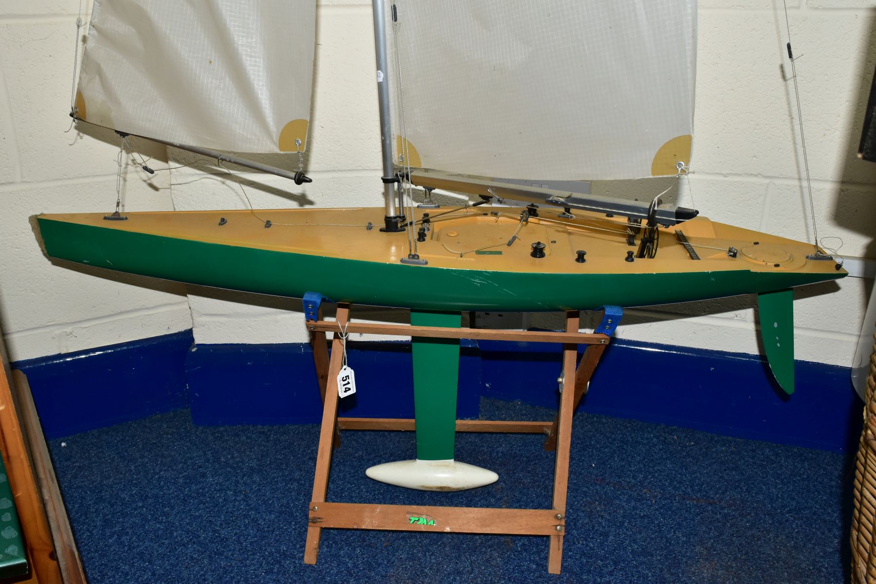 A REMOTE CONTROL POND YACHT OF PLASTIC CONTRUCTION WITH ALUMINIUM MAST, height including mast and - Image 2 of 5