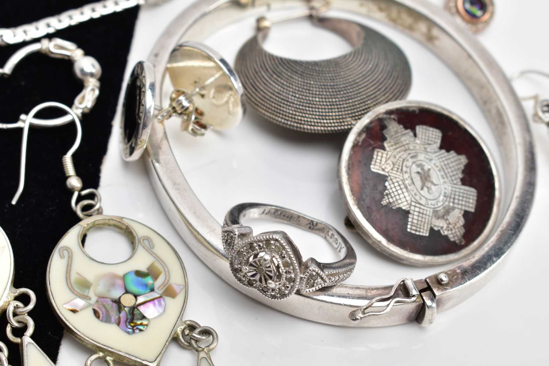 A SELECTION OF WHITE METAL JEWELLERY, to include a white metal ring of heart shape set with single - Image 3 of 4