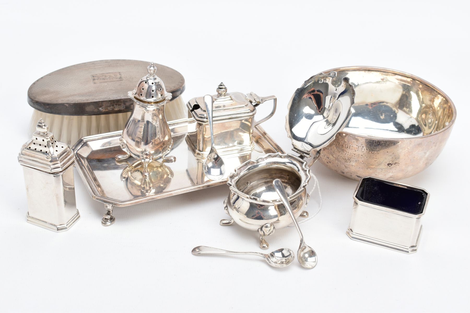 A SELECTION OF SILVER CONDIMENTS AND ITEMS, to include a George V salt with spoon, plain polished