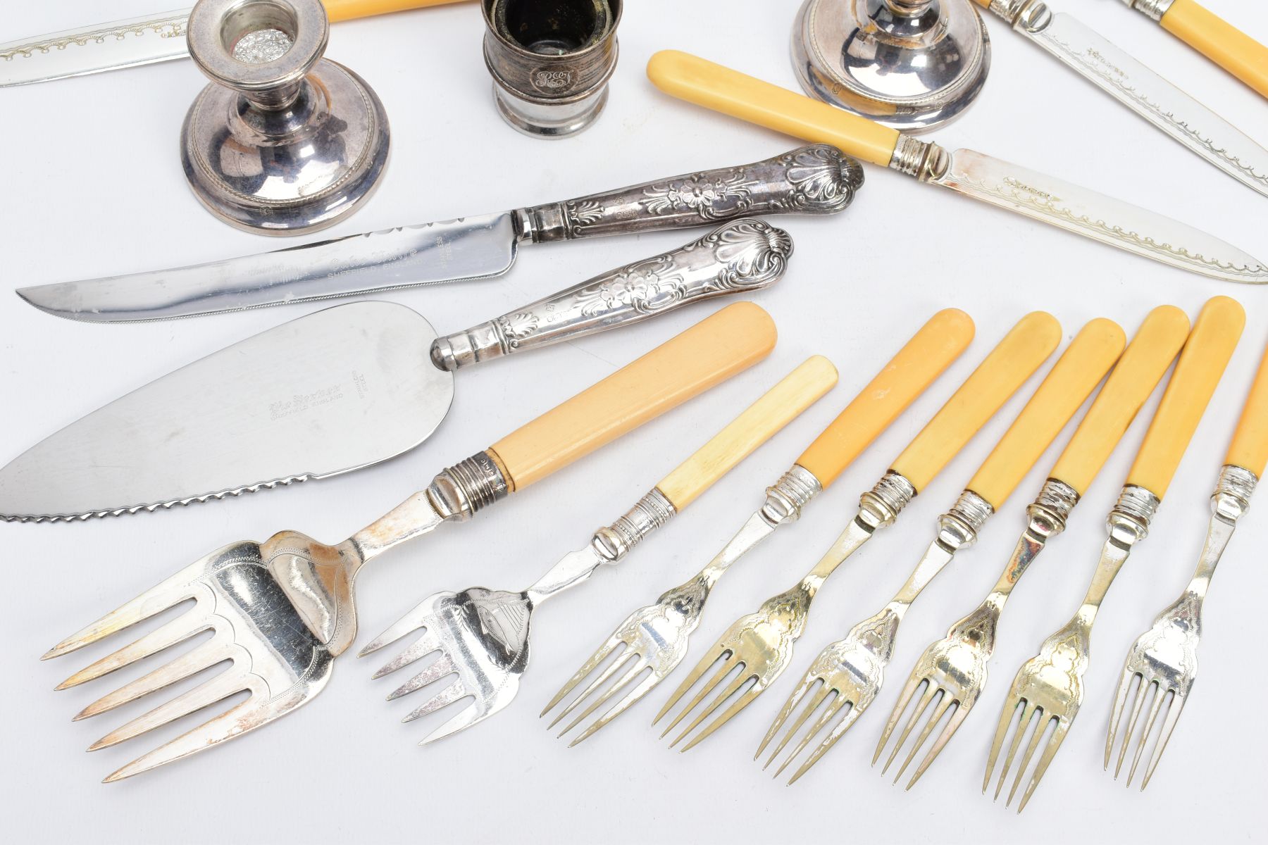 A SELECTION OF CUTLERY, to include a two piece silver handled cake knife set of King's pattern - Image 4 of 4