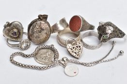 AN ASSORTMENT OF JEWELLERY, to include pieces such as a white metal slider bracelet with 'Keep