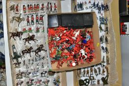 A QUANTITY OF ASSORTED HOLLOWCAST AND PLASTIC MILITARY FIGURES, BRITAINS, etc, to include
