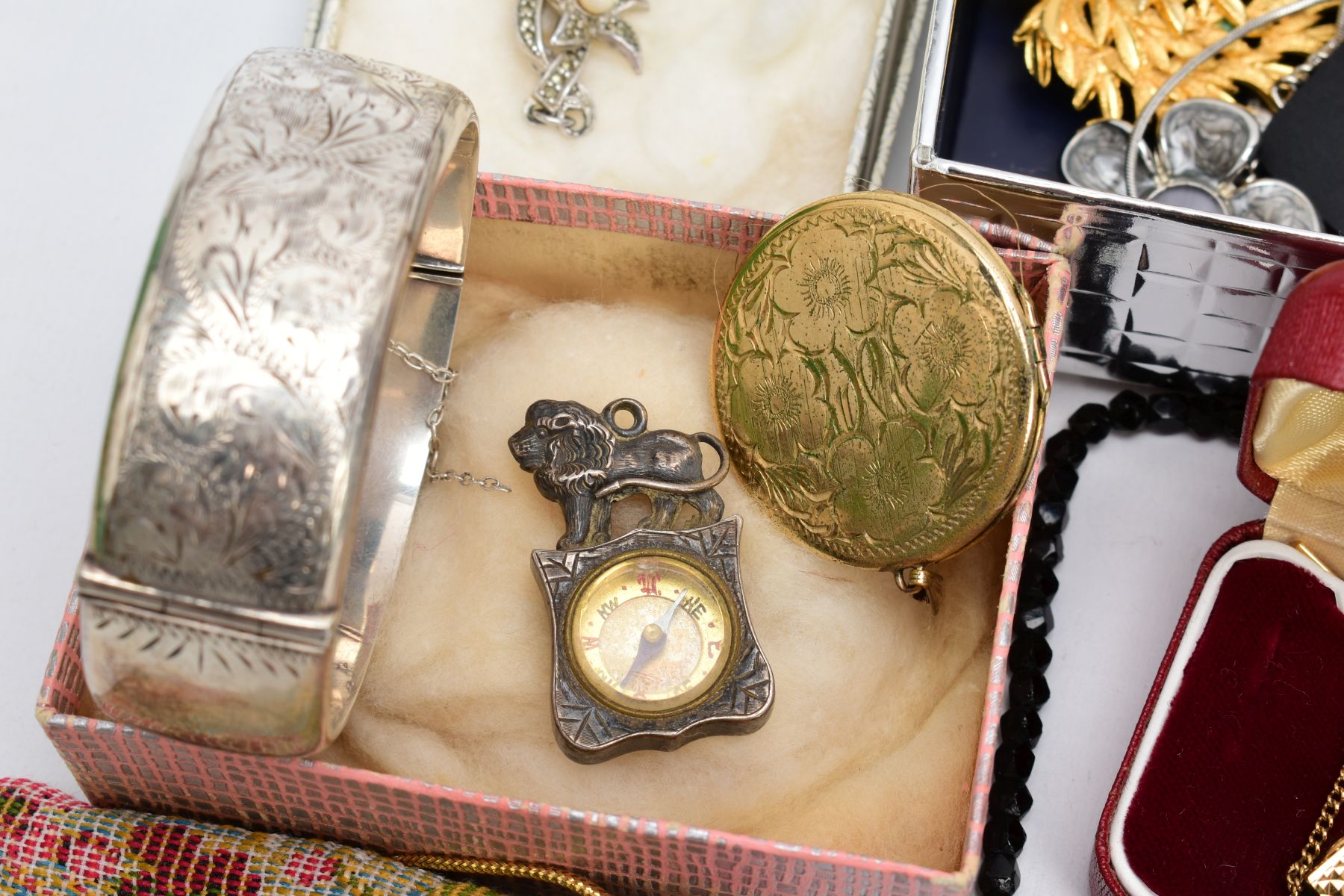 A BOX OF MOSTLY COSTUME JEWELLERY, to include a silver foliate engraved hinged bangle (large dent to - Image 4 of 10