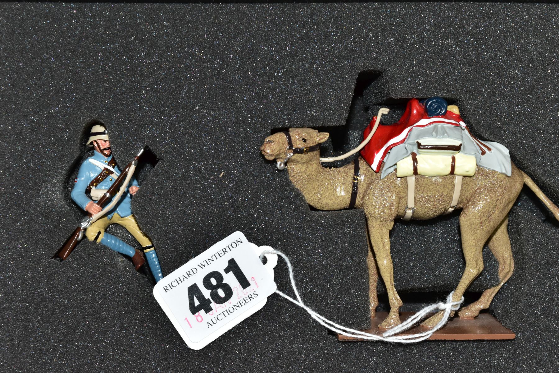 TWO BOXED BRITAINS REDCOATS GRENADIER GUARDS CAMEL REGIMENT FIGURES, Guardsman, No 44007 and - Image 2 of 3