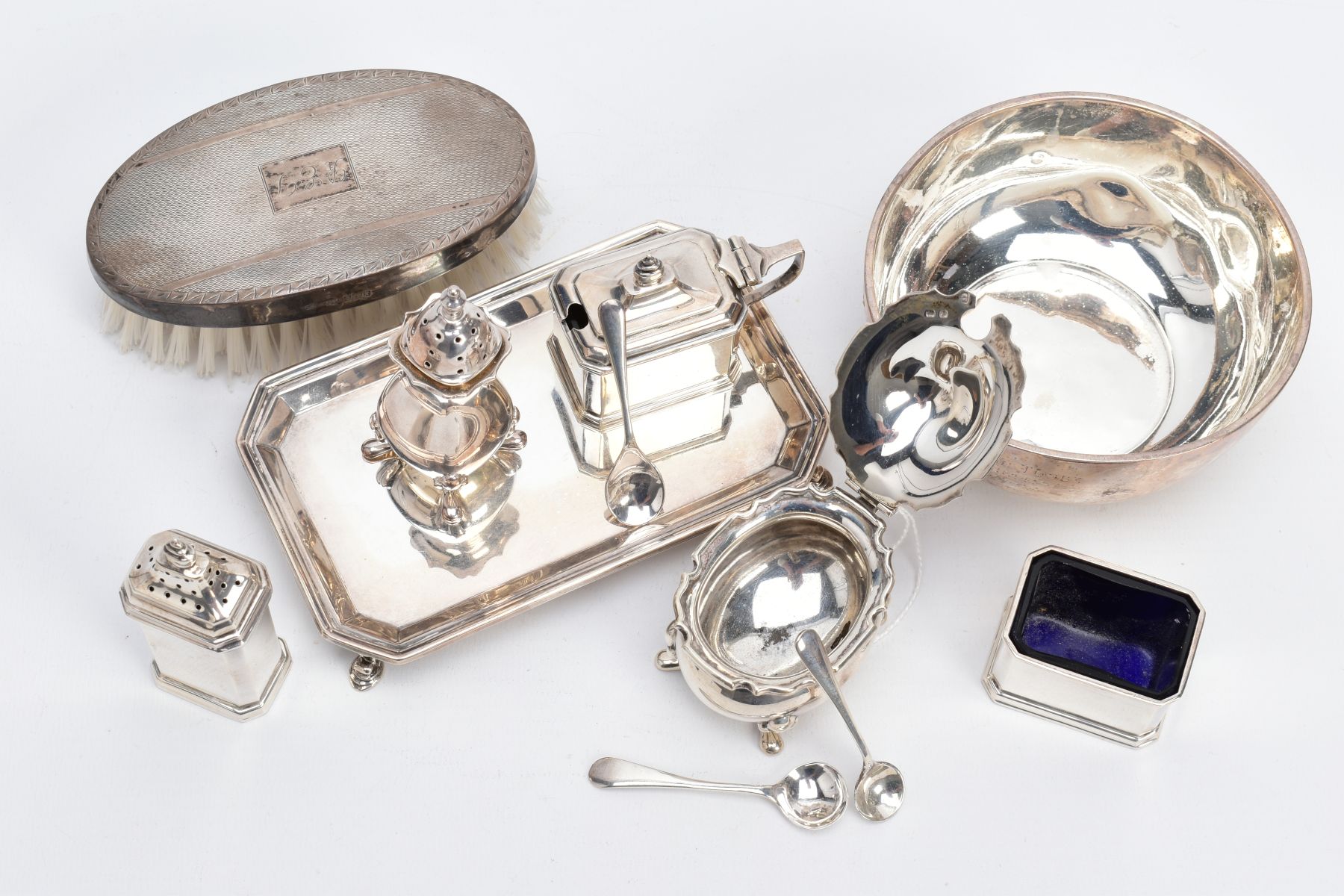 A SELECTION OF SILVER CONDIMENTS AND ITEMS, to include a George V salt with spoon, plain polished - Image 4 of 7