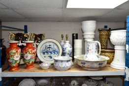 ASSORTED CERAMICS to include a mid 19th Century Pearlware plate with hand painted Pagoda design,