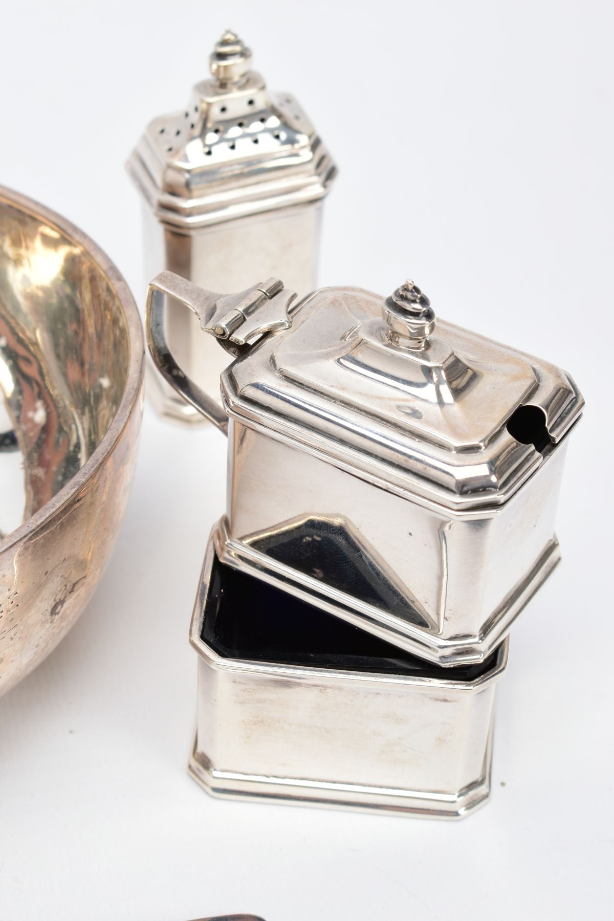 A SELECTION OF SILVER CONDIMENTS AND ITEMS, to include a George V salt with spoon, plain polished - Image 7 of 7