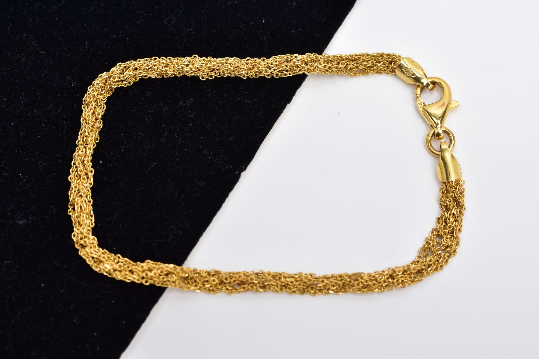 A MULTIPLE FINE TWISTED CURB LINK CHAIN BRACELET, measuring approximately 180mm in length,