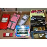 A QUANTITY OF BOXED AND UNBOXED MODERN DIECAST AND TINPLATE MODELS, to include Corgi Classics